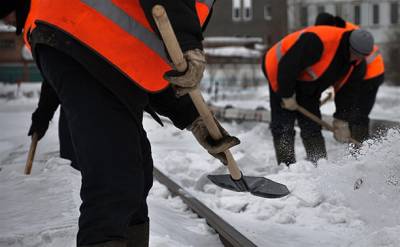 Улицы города продолжают активно очищать от снега